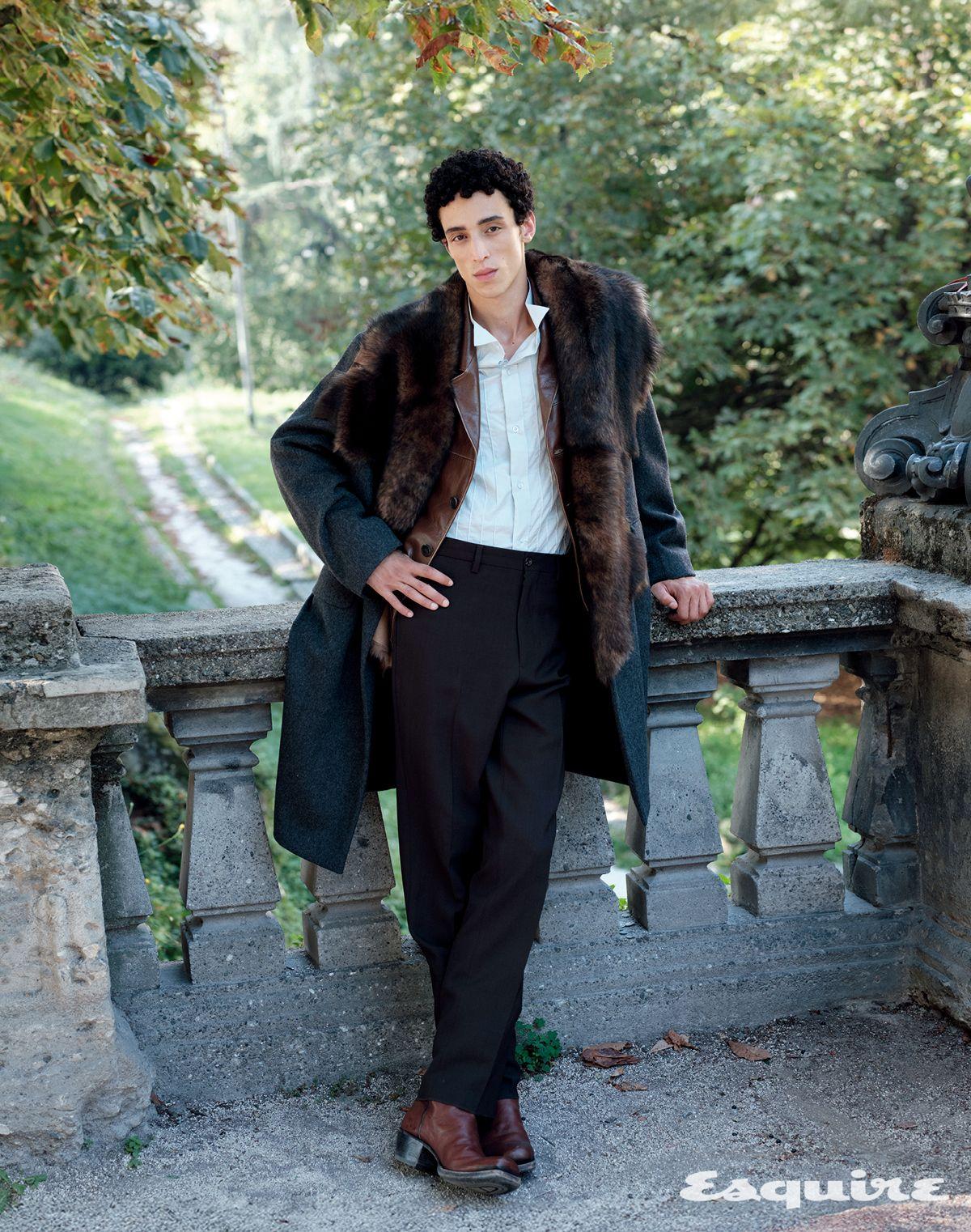 코트, 재킷, 셔츠, 팬츠, 부츠 모두 프라다.