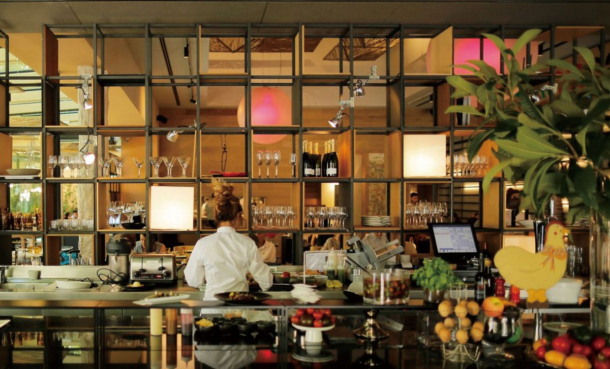 스페인 다이닝을 제공하는 앳모스페라스 모르디스코.