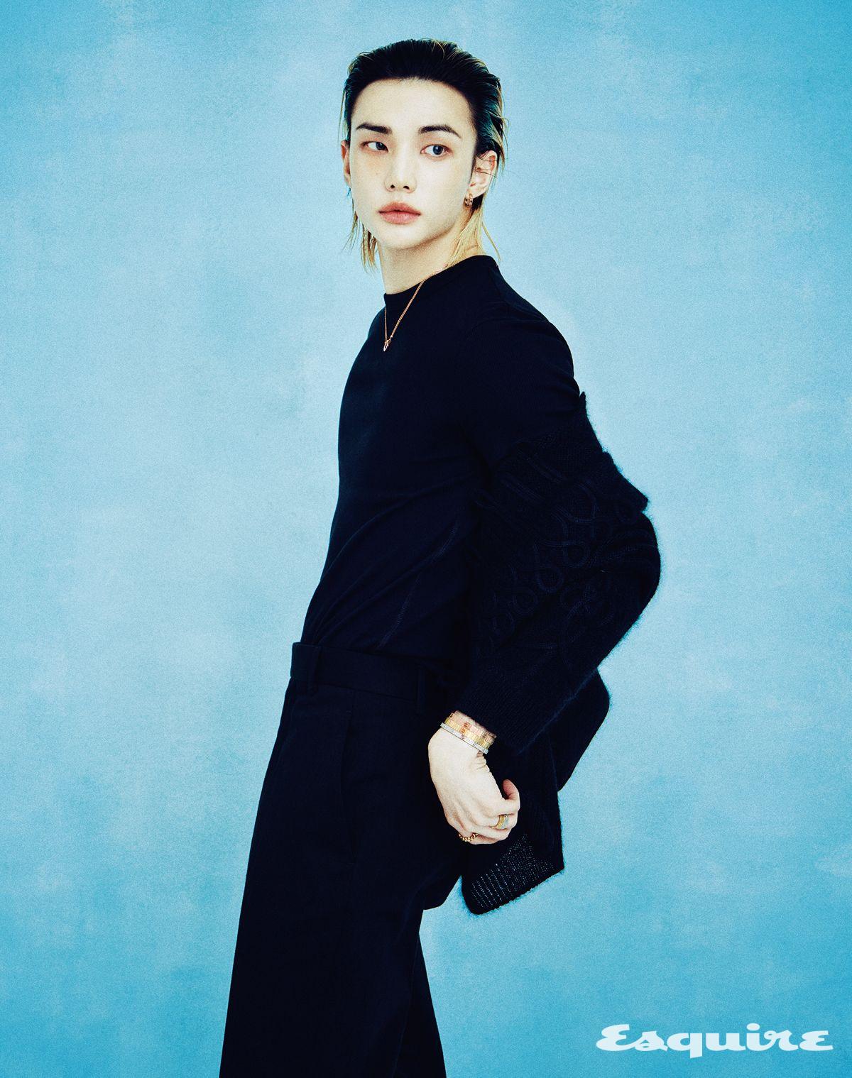 화이트 골드와 브릴리언트 컷 다이아몬드가 파베 세팅으로 조화를 이룬 LOVE 브레이슬릿(미디엄 모델), 옐로 골드 LOVE 언리미티드 브레이슬릿, 핑크 골드 LOVE 언리미티드 브레이슬릿, 검지에 낀 핑크 골드 클래쉬 드 까르띠에 링, 약지에 낀 화이트 골드 LOVE 언리미티드 링, 옐로 골드 LOVE 언리미티드 링, 핑크 골드와 브릴리언트 컷 다이아몬드가 조화를 이룬 LOVE 네크리스, 핑크 골드 LOVE 이어링 모두 까르띠에.