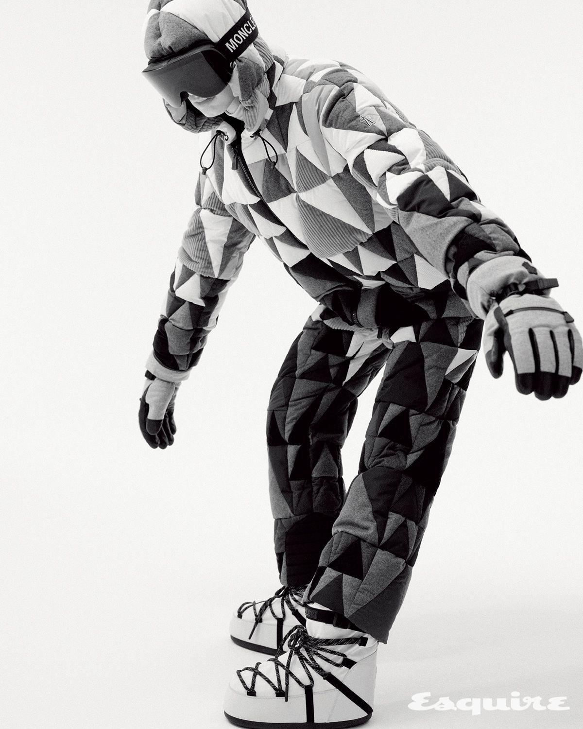 재킷, 터틀넥 톱, 팬츠, 부츠, 고글, 스키 글러브 모두 몽클레르 그레노블.