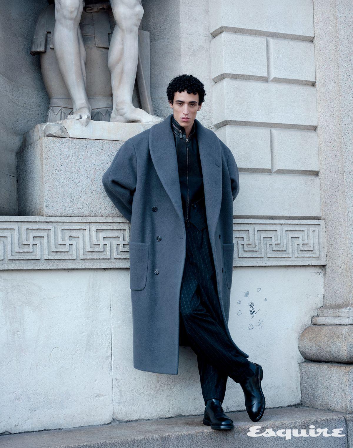  코트, 재킷, 팬츠 모두 조르지오 아르마니. 부츠 프리미아타.