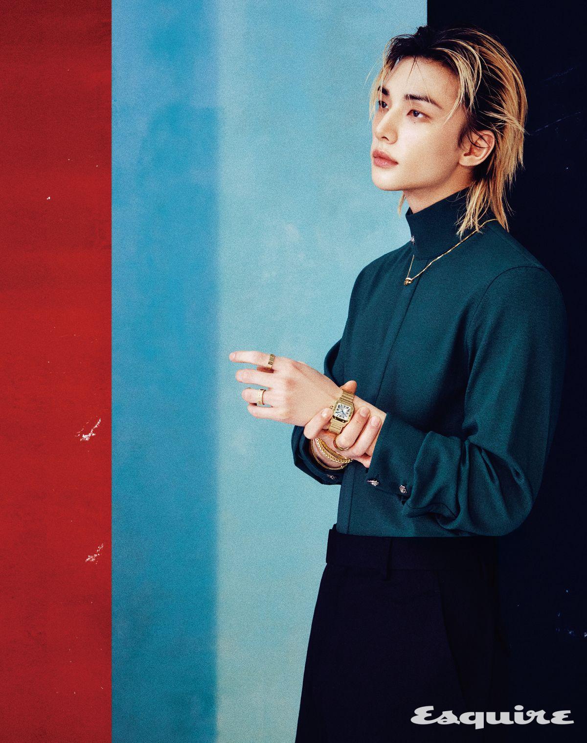 왼손에 찬 옐로 골드 산토스 드 까르띠에 워치(스몰 모델), 왼손 검지에 낀 옐로 골드 LOVE 링, 왼손 약지에 낀 옐로 골드 LOVE 언리미티드 링, 오른손에 찬 옐로 골드 LOVE 언리미티드 브레이슬릿, 핑크 골드 LOVE 언리미티드 브레이슬릿, 옐로 골드 클래쉬 드 까르띠에 브레이슬릿, 옐로 골드 LOVE 브레이슬릿(미디엄 모델), 옐로 골드와 브릴리언트 컷 다이아몬드가 조화를 이룬 LOVE 네크리스 모두 까르띠에.