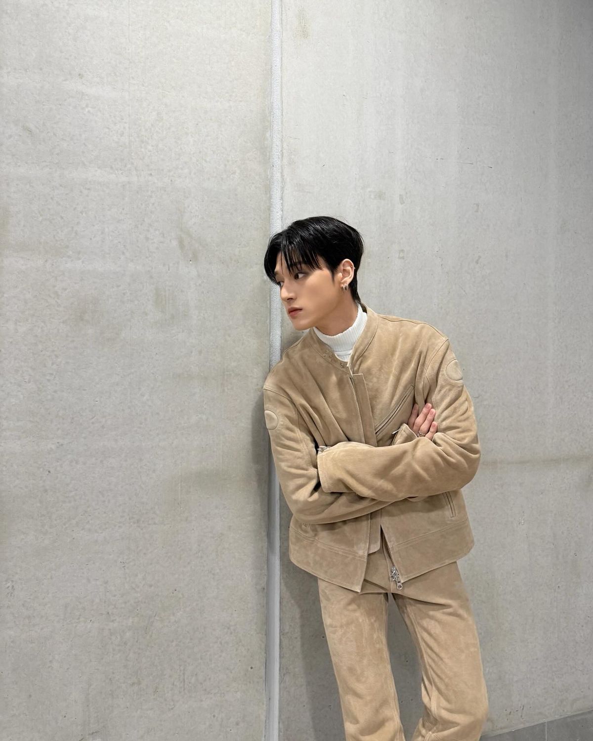 하프넥 터틀넥으로 캐주얼한 무드를 살린 우영 / 출처 인스타그램 @wooyounggg__