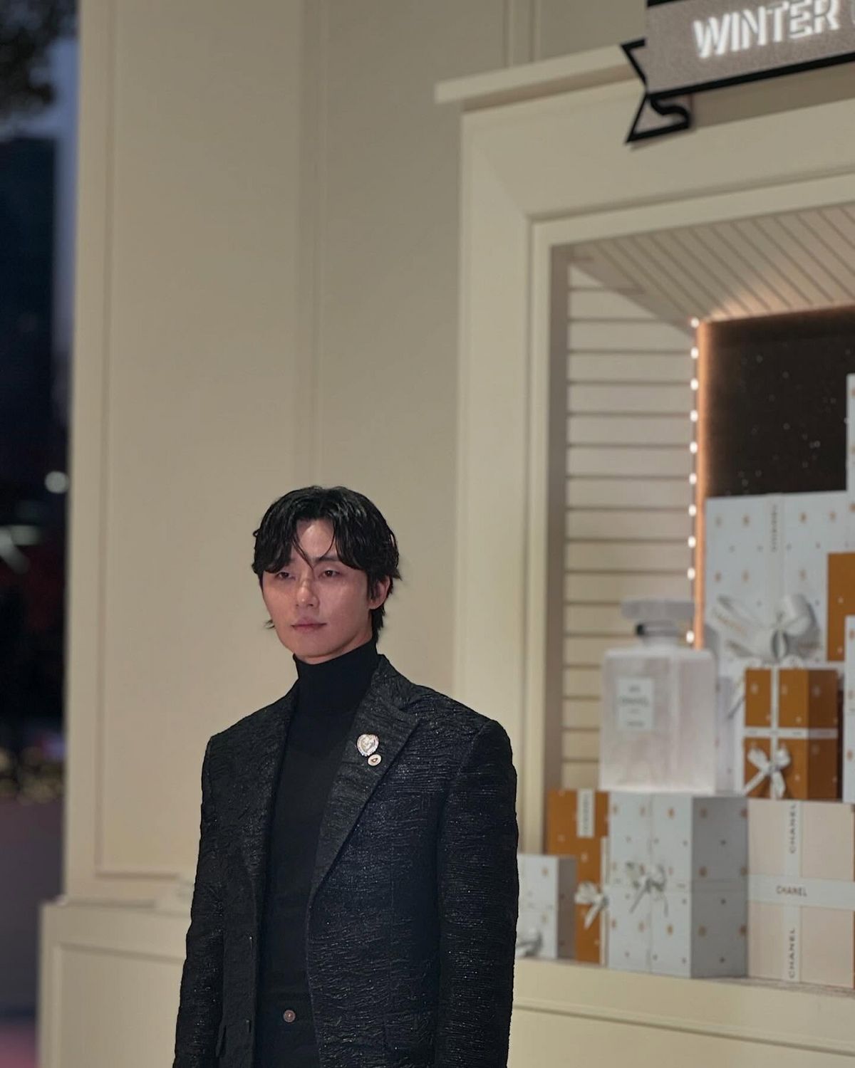 트위드 수트에 검정 터틀넥 니트를 레이어드한 박서준 / 출처 인스타그램 @bn_sj2013