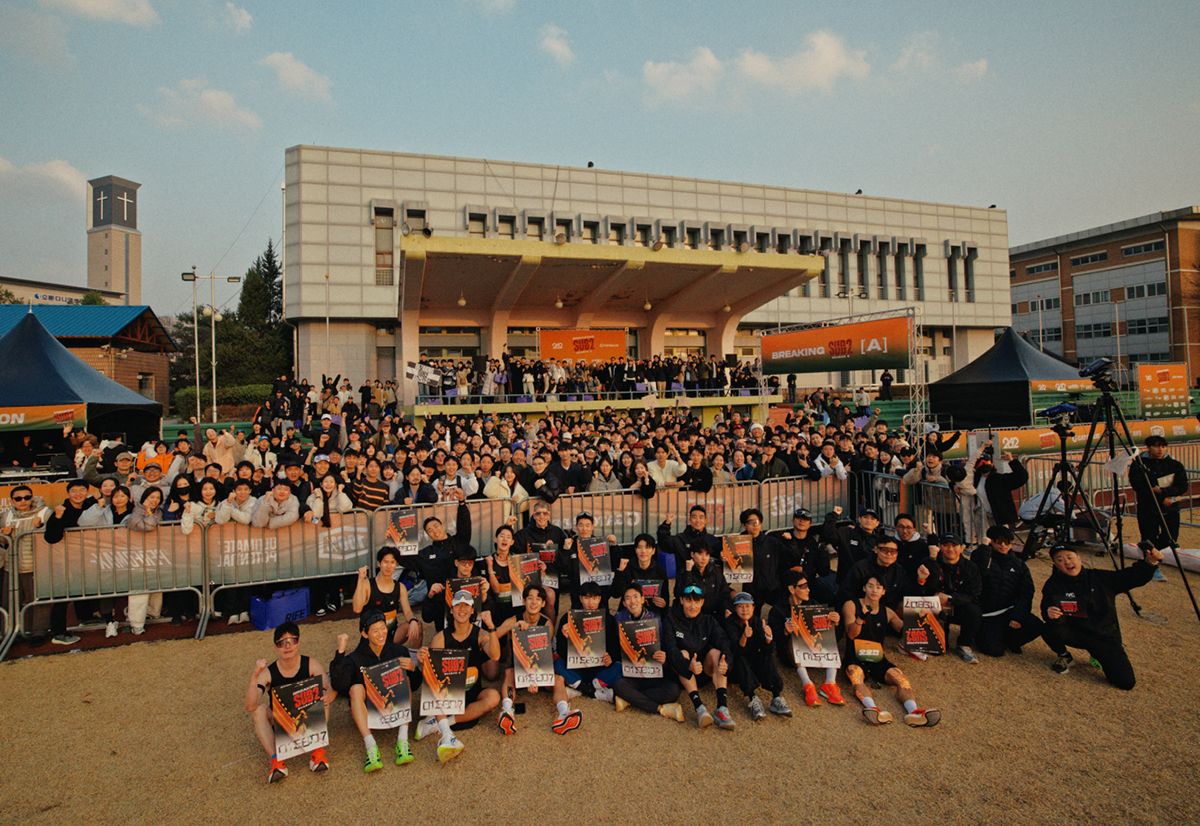  두 시간의 벽을 깨는 데 성공한 뒤 응원한 팬들과 함께 찍은 단체 사진.