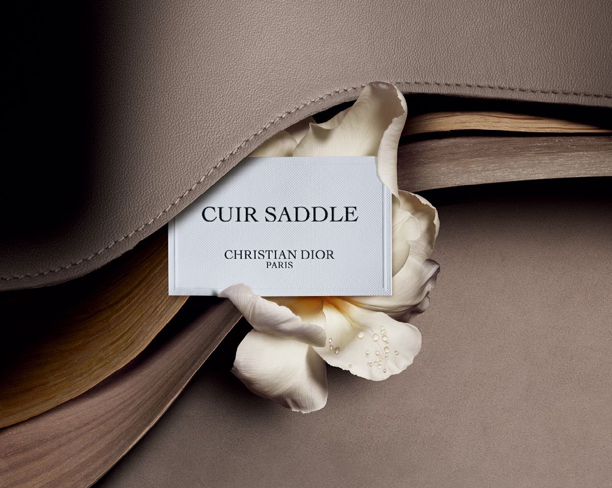 레더 노트에 스모키하고 부드러운 플로럴, 우디 앰버 노트를 더해 벨벳처럼 매끄러운 스웨이드를 표현했다. 