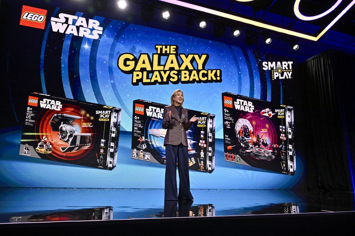 레고 스타워즈 올인원 세트를 소개하고 있는 줄리아 골딘 레고그룹 최고 제품*마케팅 책임자.