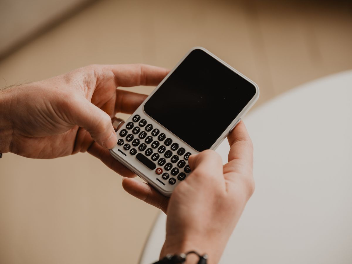 물리 키보드 스마트폰인 클릭스 커뮤니케이터. 