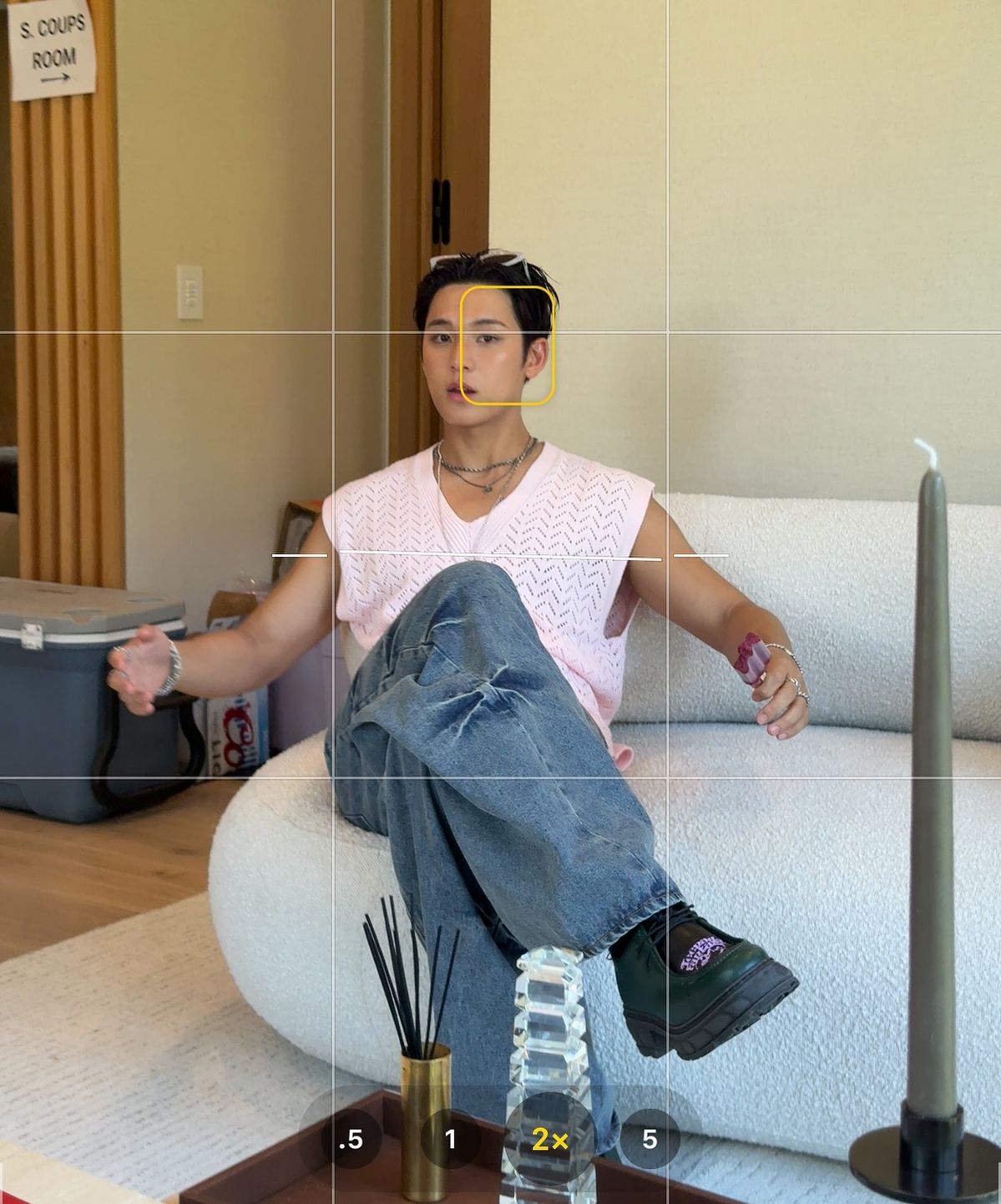 핑크 베스트와 데님 팬츠로 장난스러운 룩을 선보인 민규 / 출처: 인스타그램 @min9yu_k