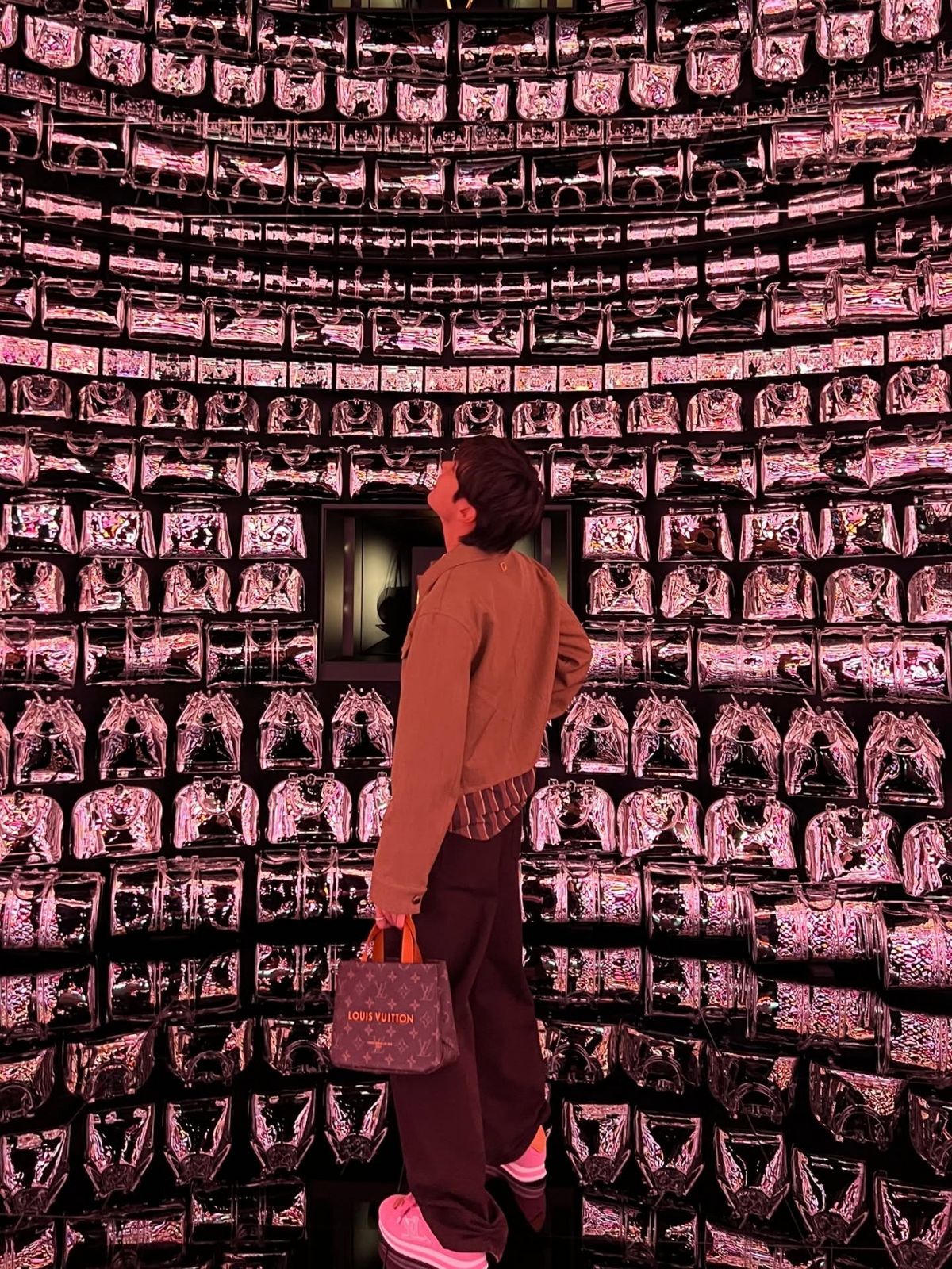 핑크 스니커즈와 백으로 겨울 룩에 생기를 더한 제이홉 / 출처: 인스타그램 @uarmyhope