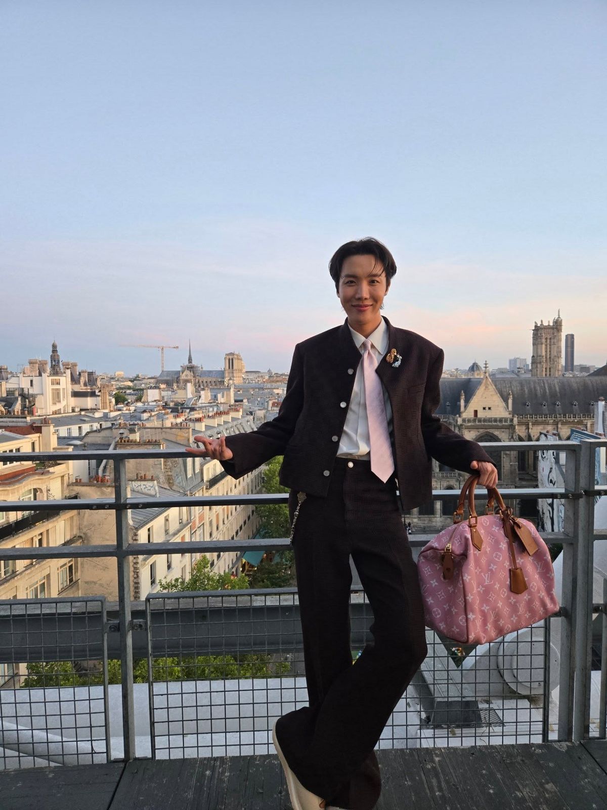 핑크 스니커즈와 백으로 겨울 룩에 생기를 더한 제이홉 / 출처: 인스타그램 @uarmyhope