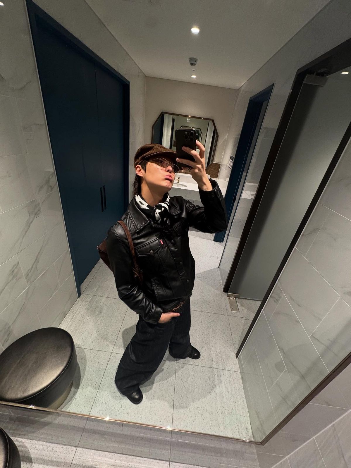 브라운 코듀로이 뉴스보이캡으로 계절감을 살린 우즈 / 출처: @woodz_dnwm