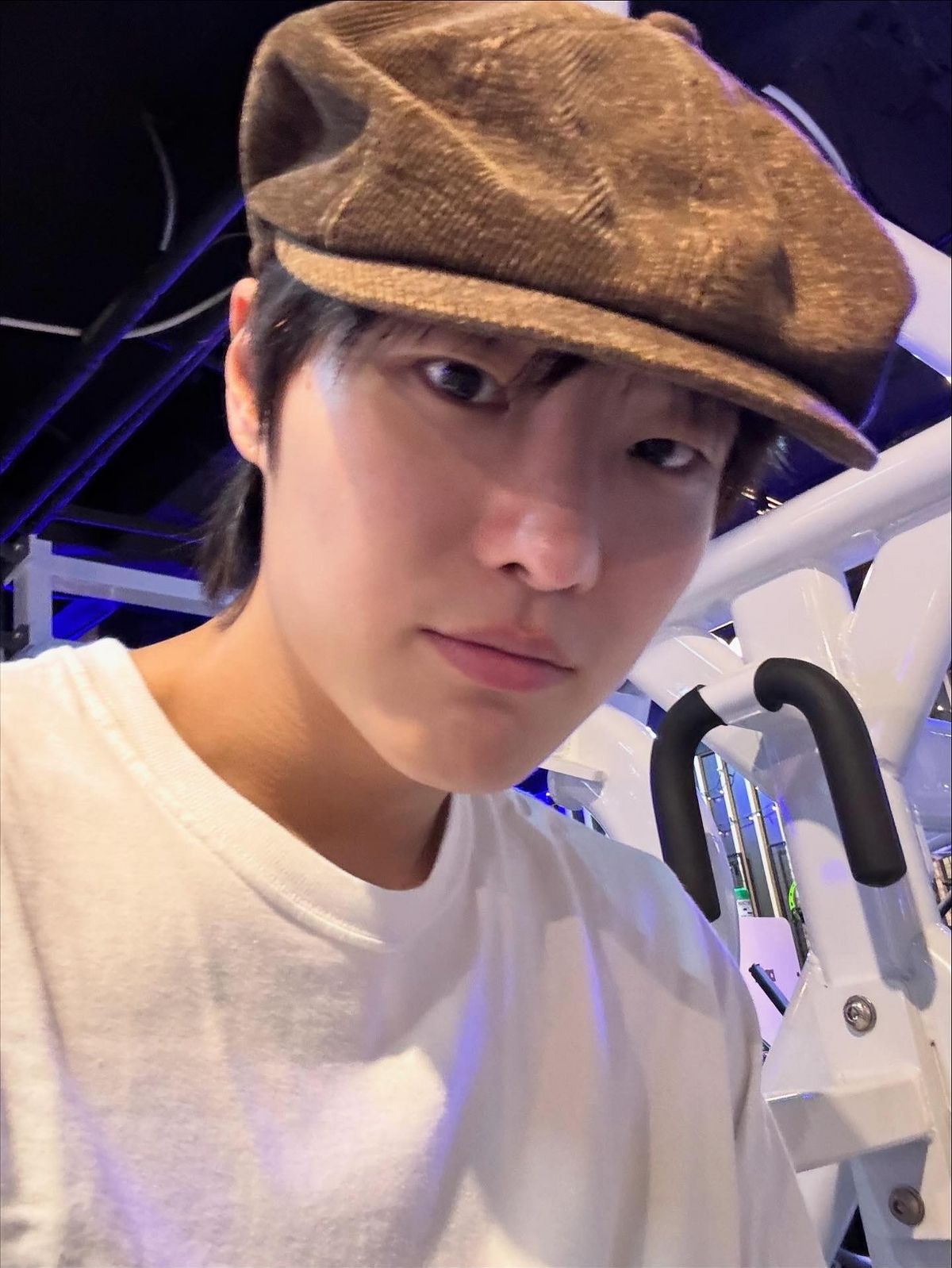 브라운 코듀로이 뉴스보이캡으로 계절감을 살린 우즈 / 출처: @woodz_dnwm