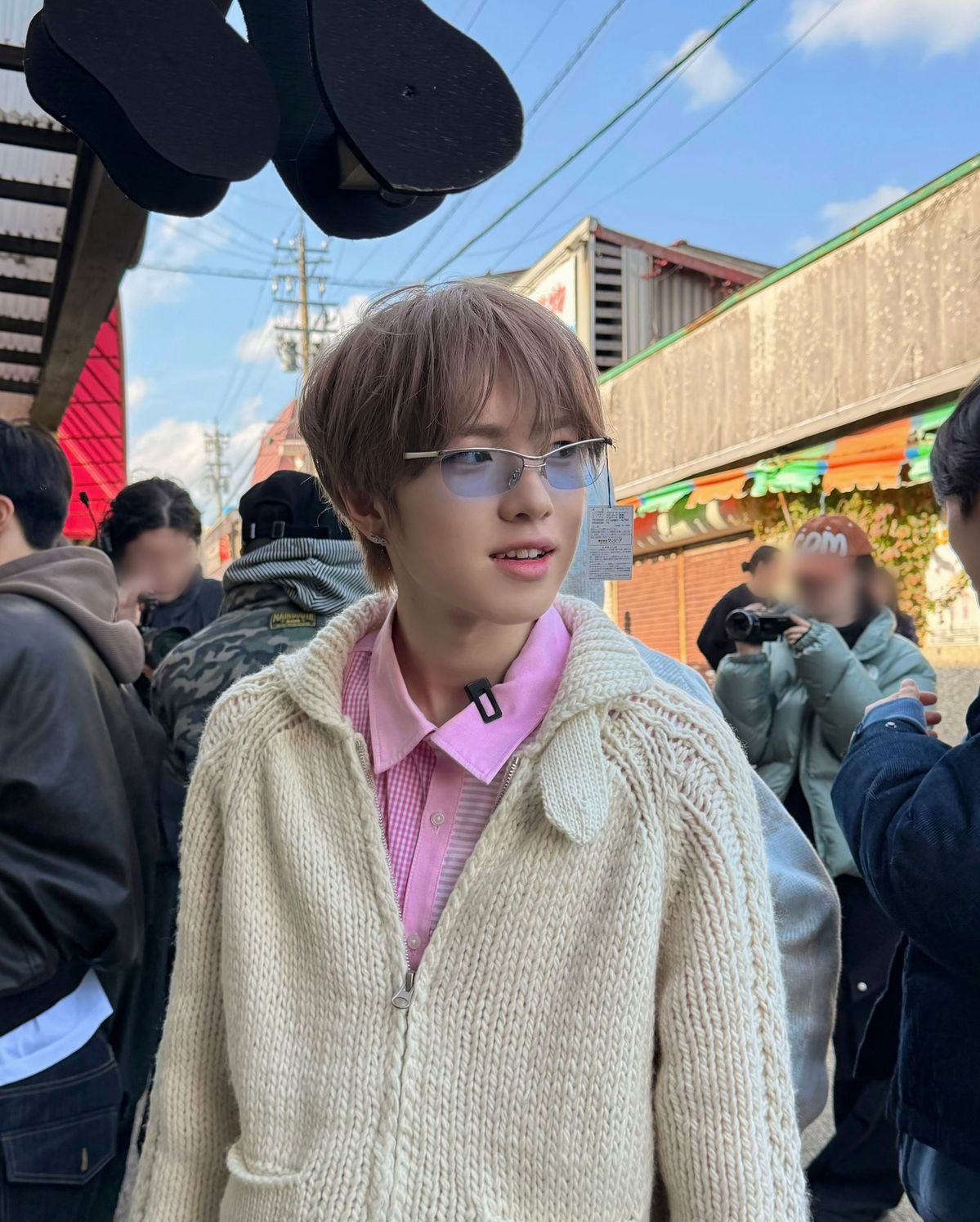니트 카디건 안에 위트 넘치는 핑크 셔츠를 매치한 사쿠야 / 출처: 인스타그램 @nctwish_official