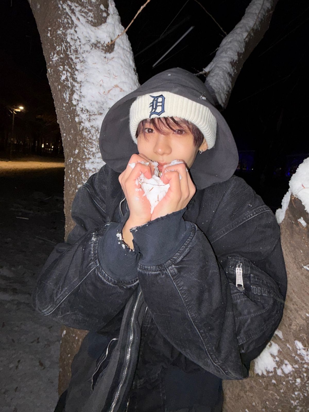 화이트 비니에 오버사이즈 후디를 착용한 쇼타로 / 출처: 인스타그램 @riize_official