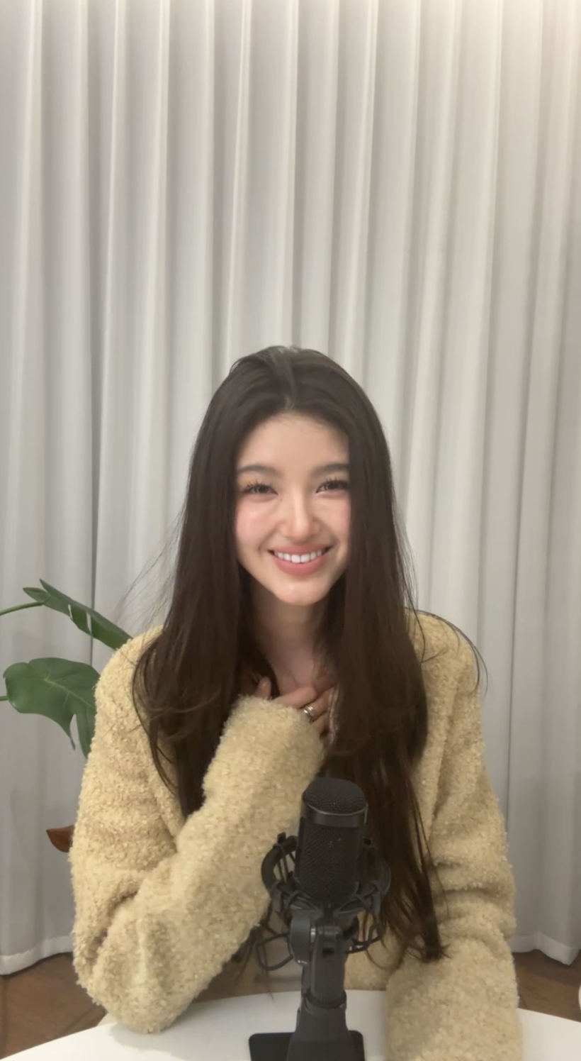 뉴진스 다니엘 라이브 방송 / 출처: 인스타그램 @dazzibelle