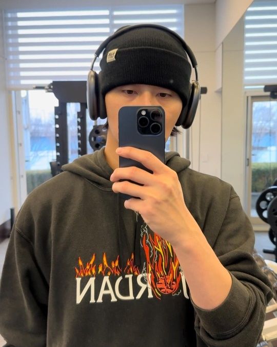 비니 위에 헤드셋을 착용해 ‘꾸안꾸’ 룩을 연출한 박서준 / 출처: 인스타그램 @bn_sj2013