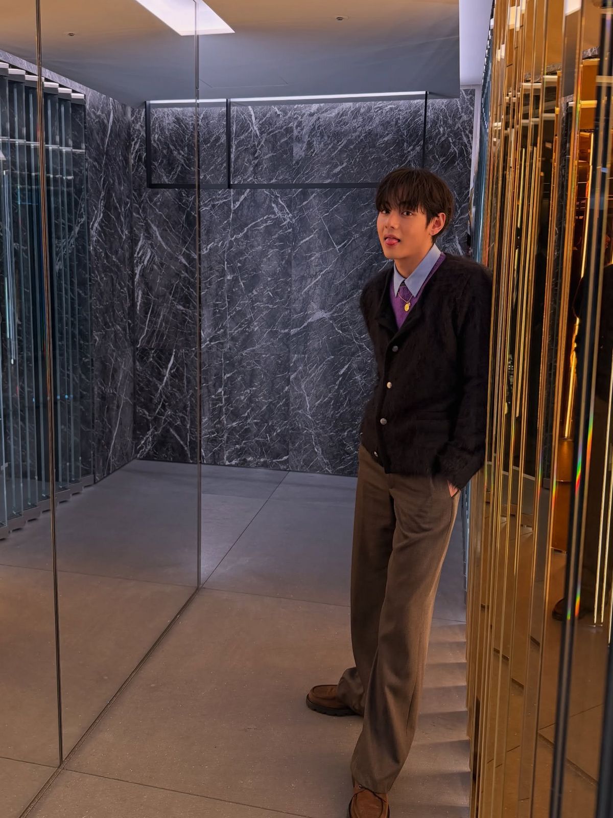 퍼플과 블루 컬러를 활용해 포인트를 더한 뷔 / 출처: 인스타그램 @thv