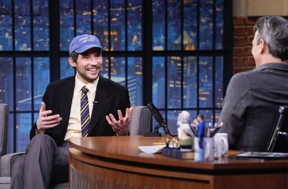 Late Night에서 디올 슈트에 볼캡을 포인트로 착용한 조쉬 오코너 / 이미지 출처 : Late Night with Seth Meyers