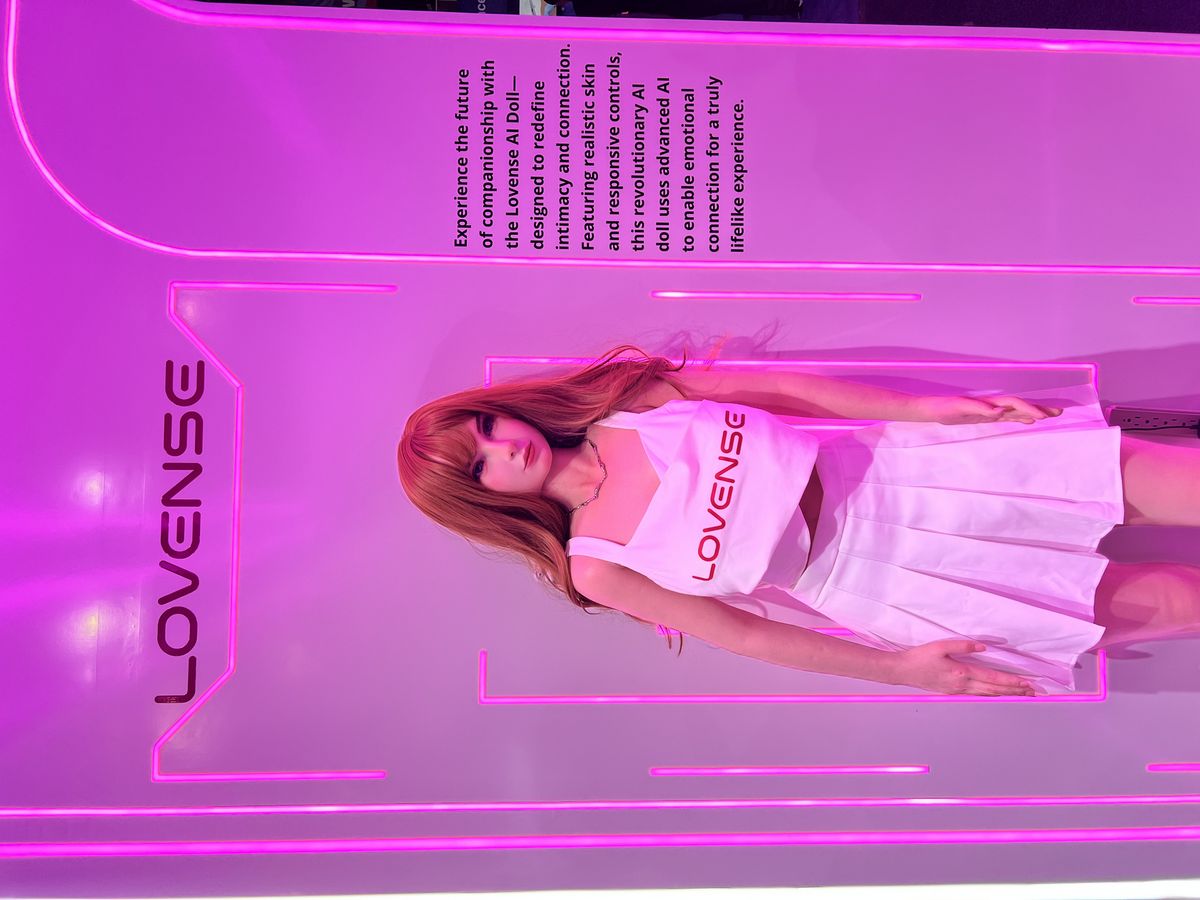 Lovense의 AI 컴패니언 '에밀리'의 모습이다. 