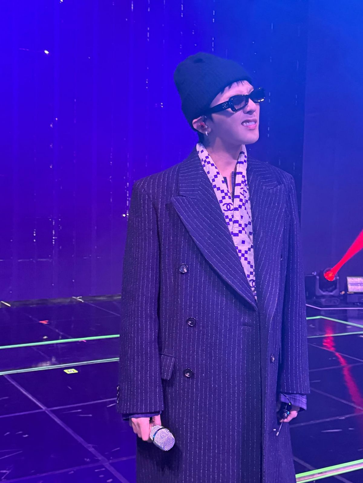 블랙 선글라스와 비니로 시크한 무드를 완성한 지디 / 출처: 인스타그램 @8lo8lo8lowme