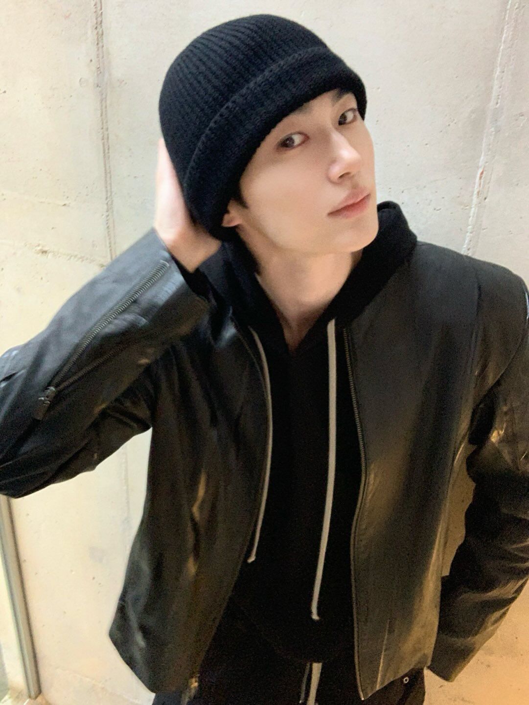 블랙 비니를 눈썹까지 내려써 깔끔한 룩을 완성한 변우석 / 출처: 인스타그램 @byeonwooseok