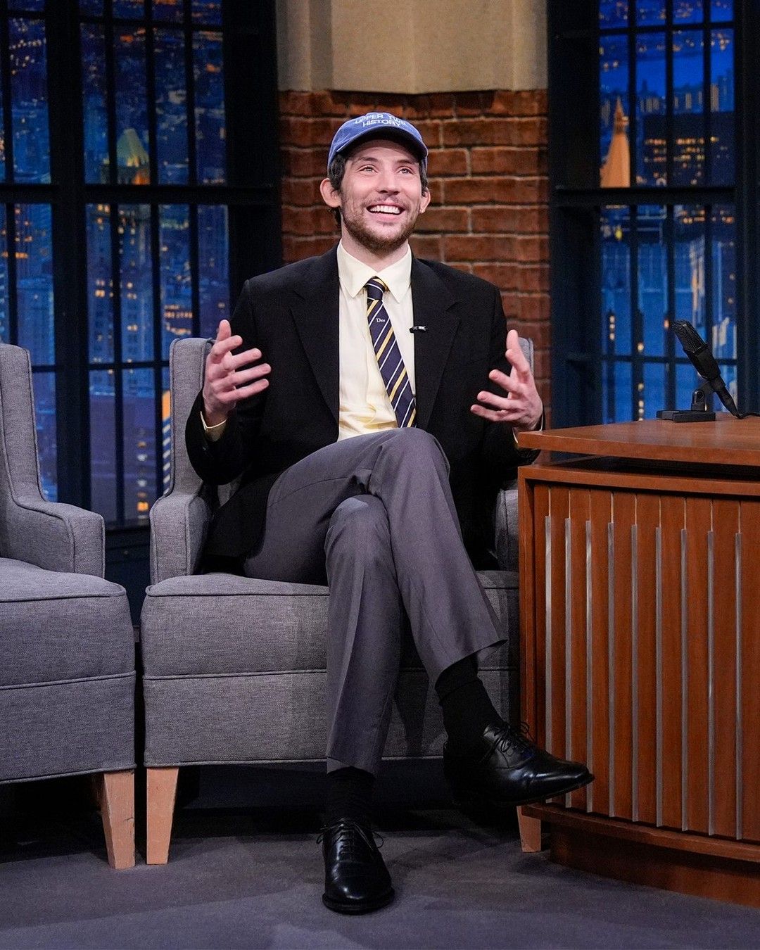 Late Night에서 디올 슈트에 볼캡을 포인트로 착용한 조쉬 오코너 / 이미지 출처 : Late Night with Seth Meyers