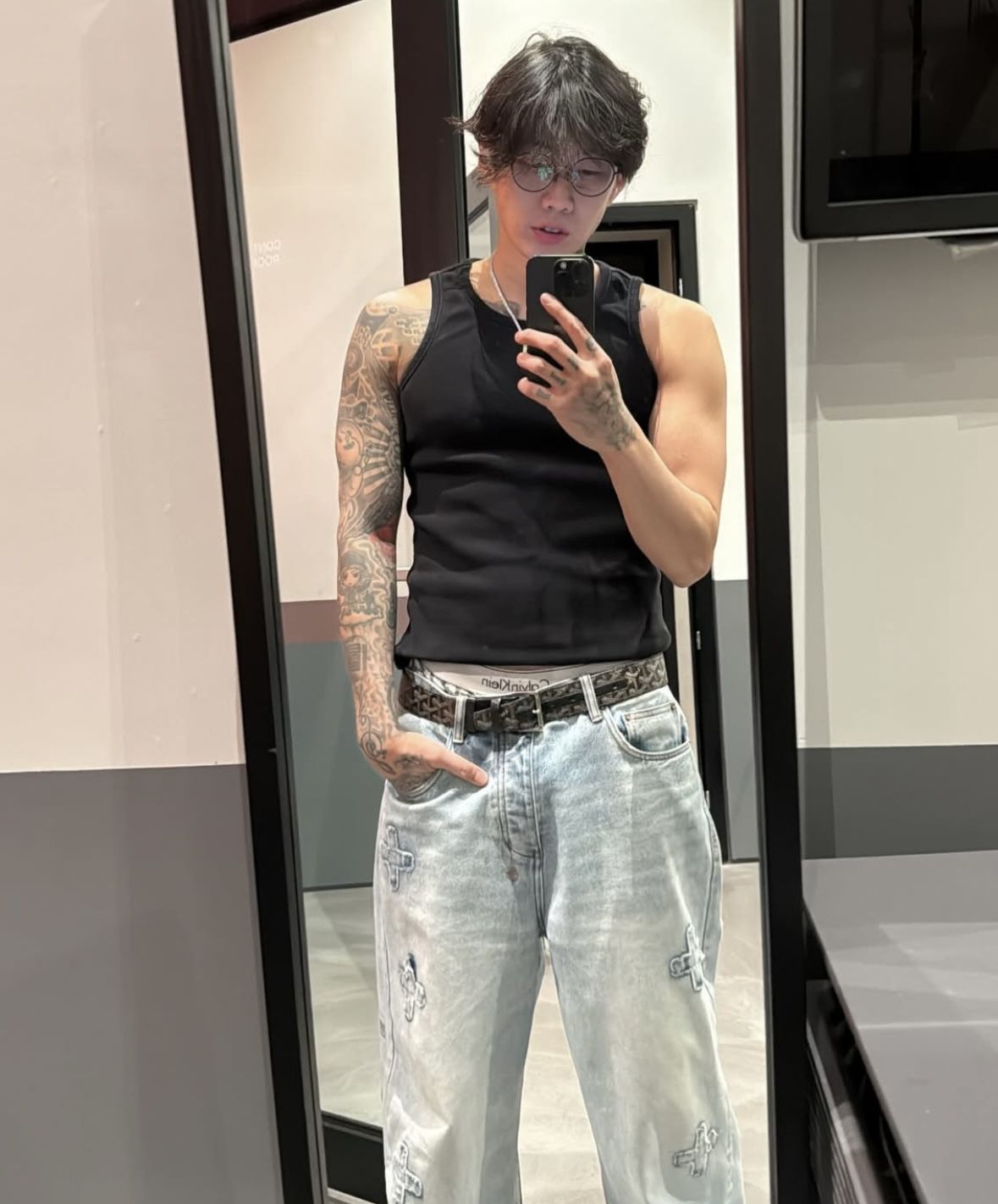 슬리브리스 톱을 입고 거울 셀카를 찍은 박재범 / 이미지 출처: @moresojuplease