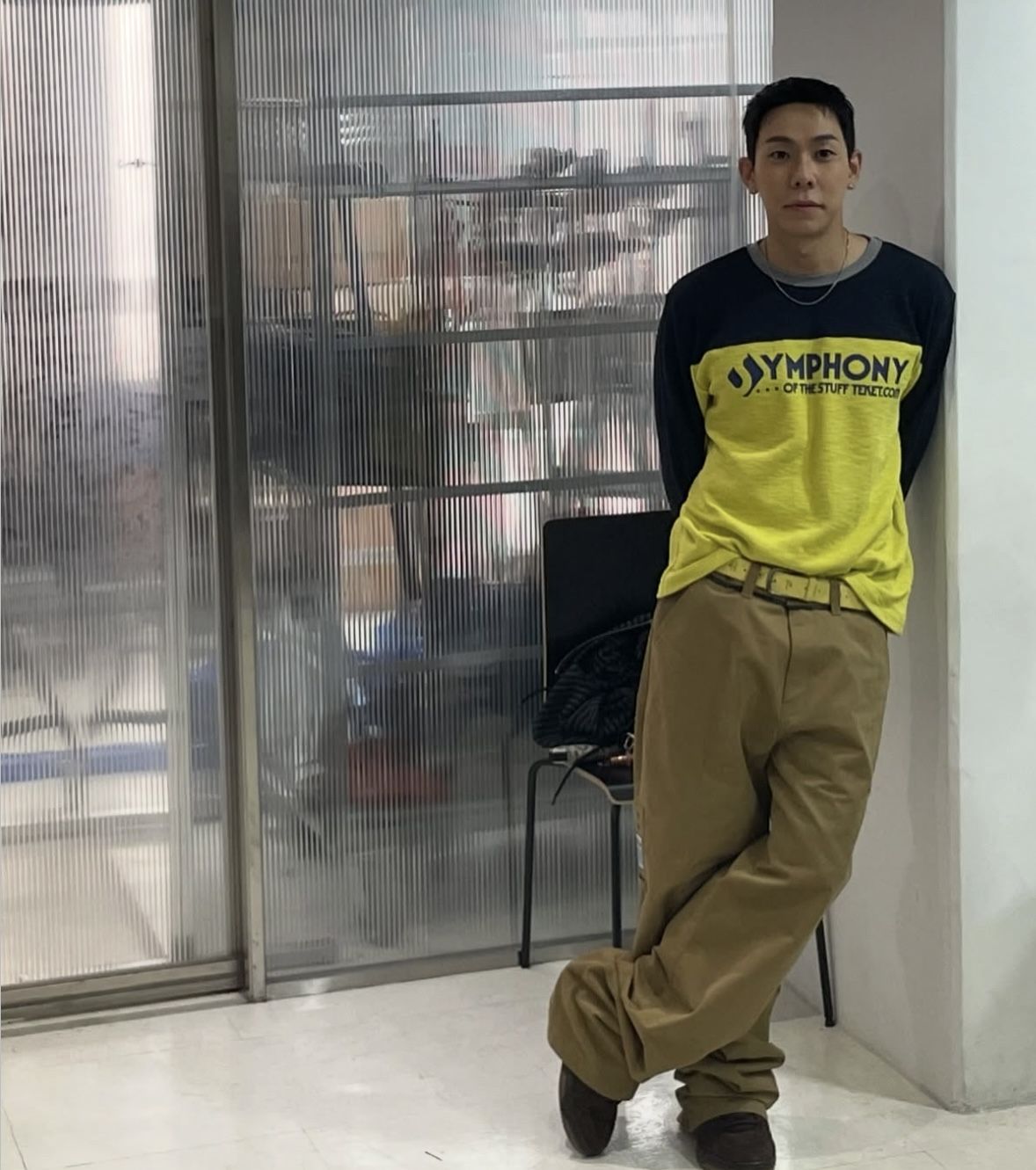 테켓의 롱슬리브 제품을 입고 사진을 찍은 로꼬 / 이미지 출처: 인스타그램 @satgotloco