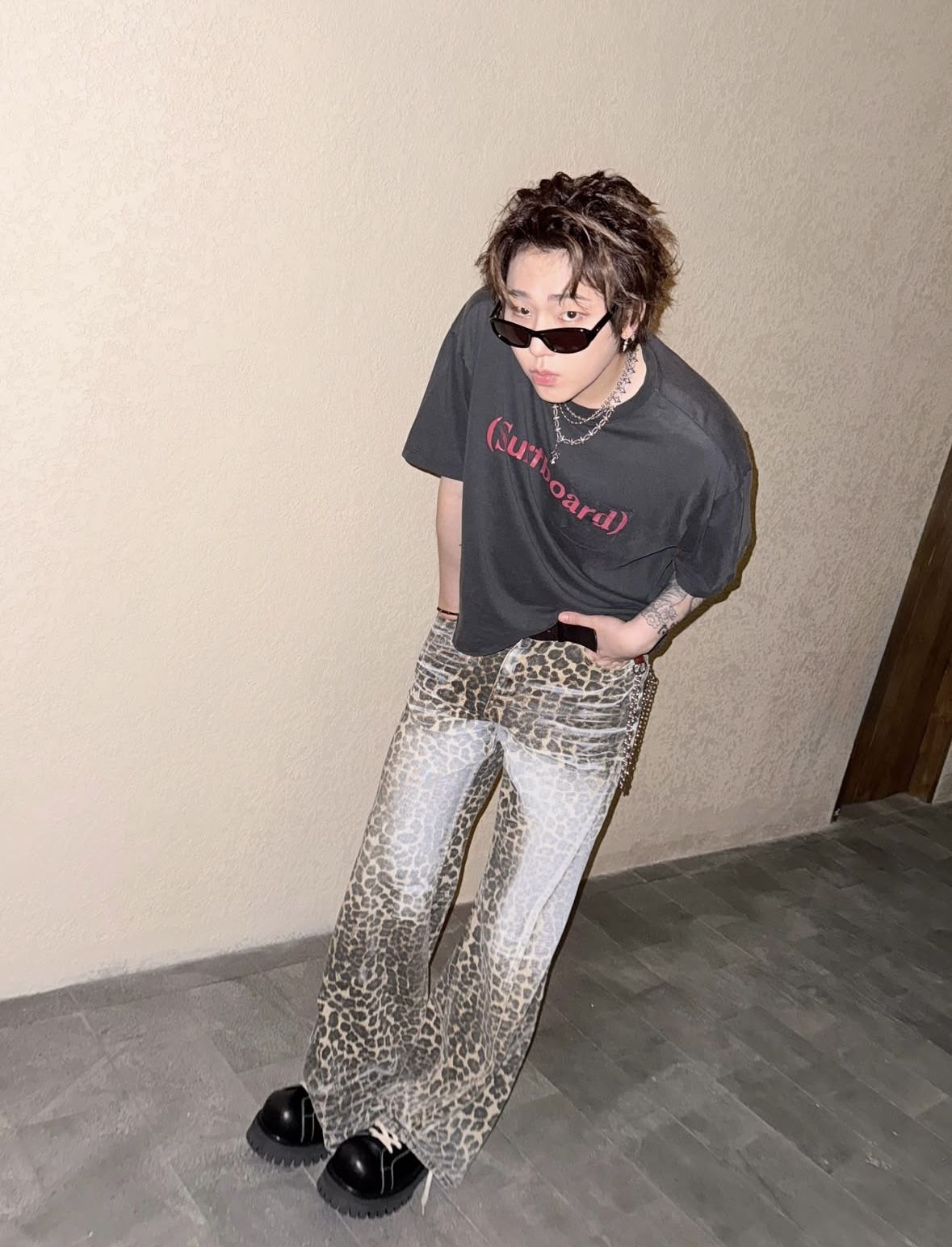 레오퍼드 워크 팬츠를 입고 자세를 취하는 지코 / 이미지 출처: 인스타그램 @woozico0914