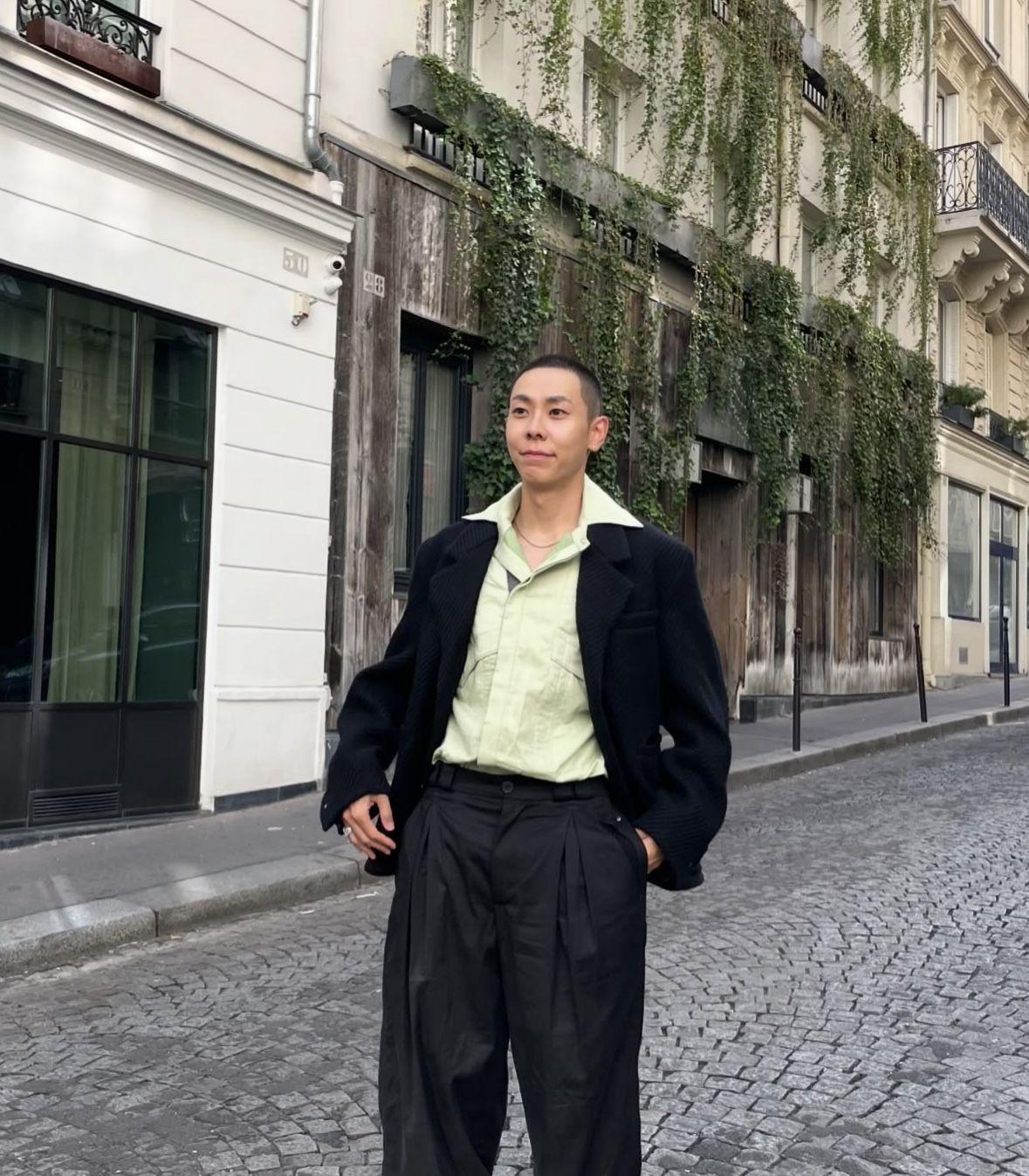 키코 코스타디노브의 셋업을 입고 사진을 찍은 로꼬 / 이미지 출처: 인스타그램 @satgotloco