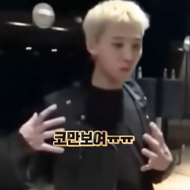 자신의 얼굴로 만든 무대 의상이 민망한 지드래곤 / 이미지 출처: SBS <The 빅뱅쇼>