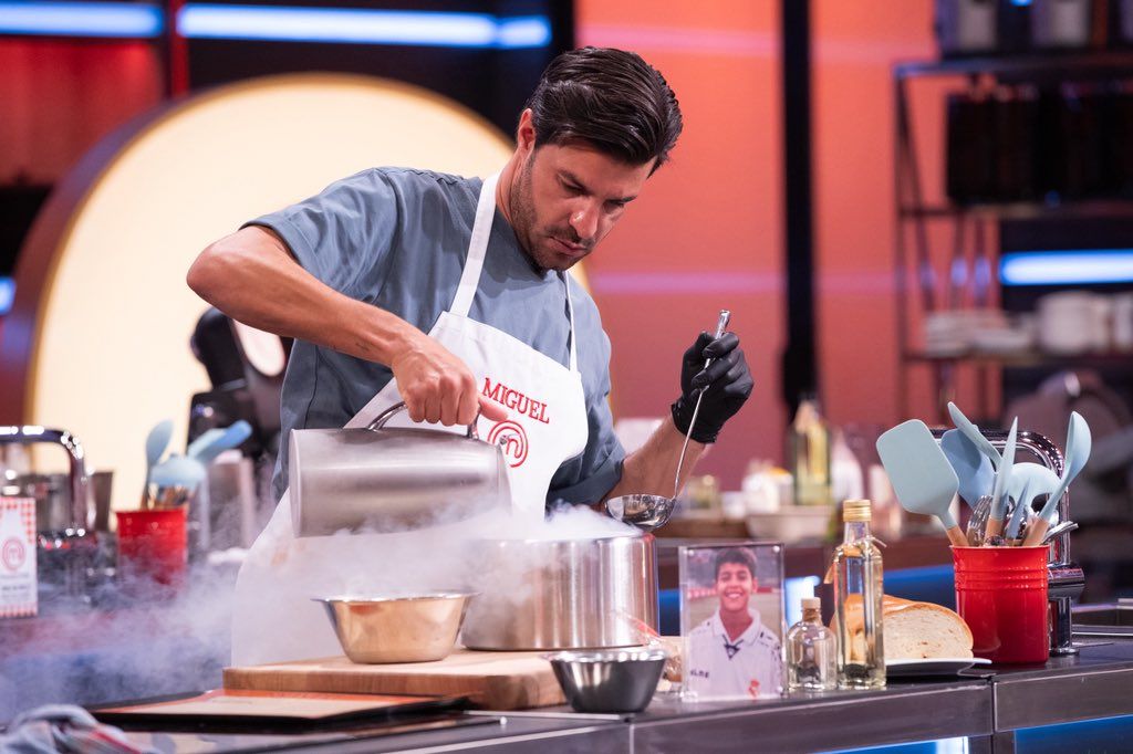 <마스터셰프 US>의 참가자가 요리를 하고 있다. / 출처: 마스터셰프 US 공식 X