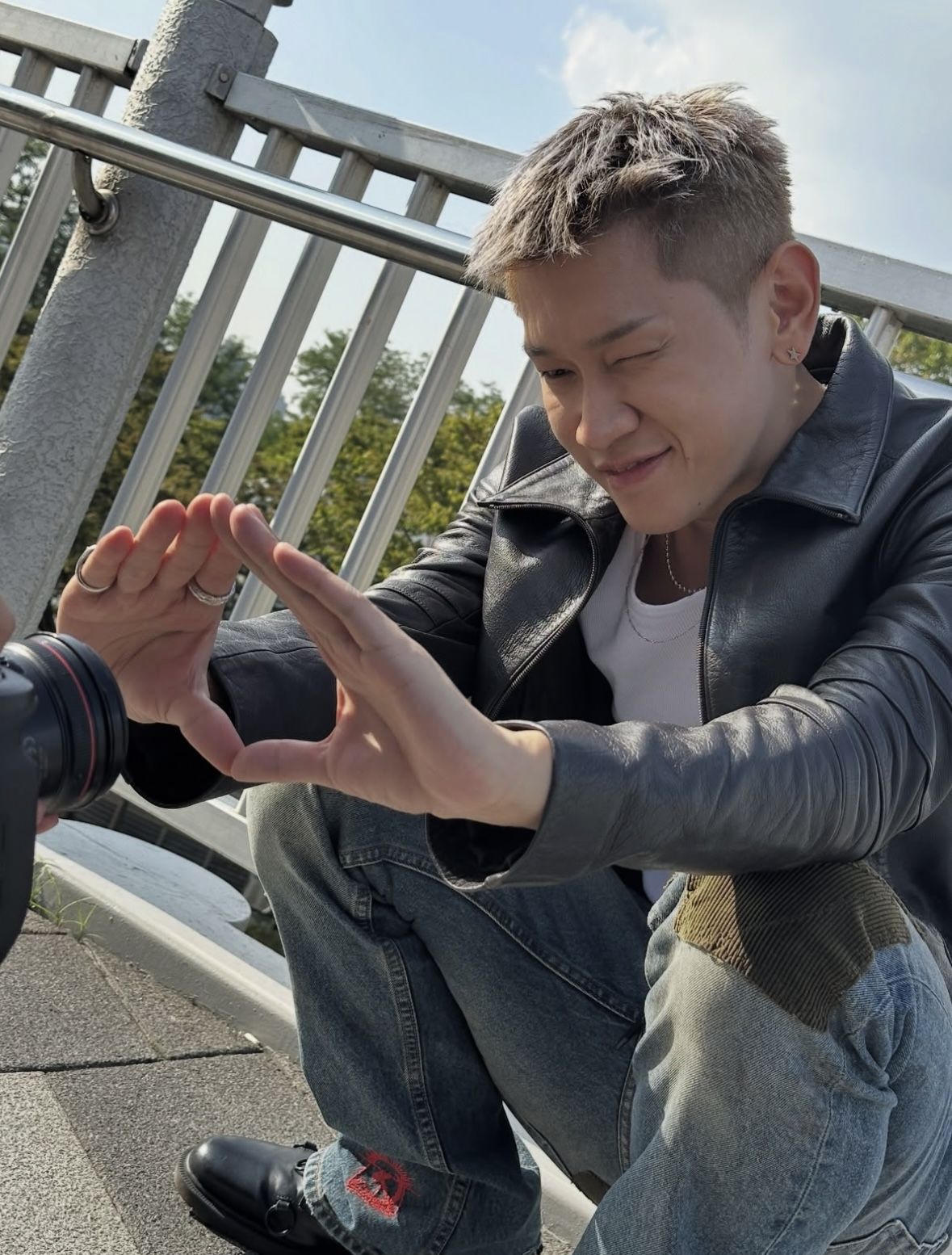 레더 자켓을 입고 윙크하는 표정을 짓는 크러쉬 / 이미지 출처: @crush9244