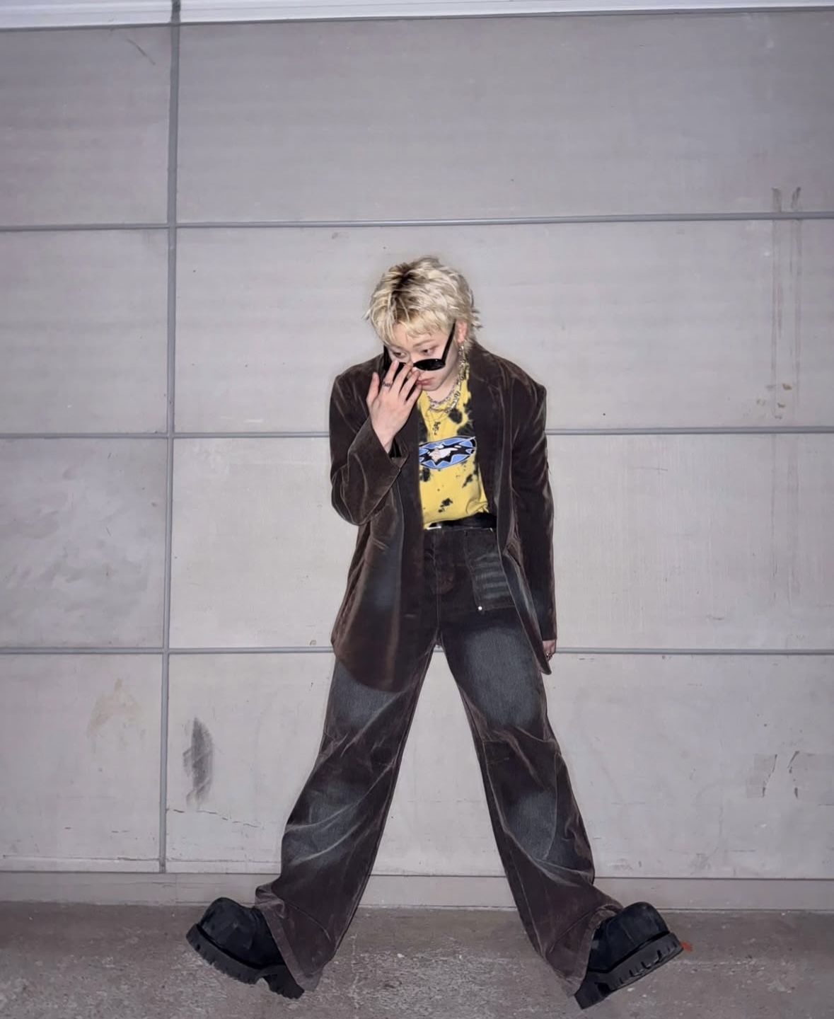 공연 후 건물 뒤편에서 사진을 찍은 지코 / 이미지 출처: 인스타그램 @woozico0914 