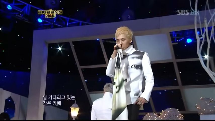 자신의 얼굴이 그려진 옷을 입은 지드래곤 / 이미지 출처: SBS <The 빅뱅쇼>