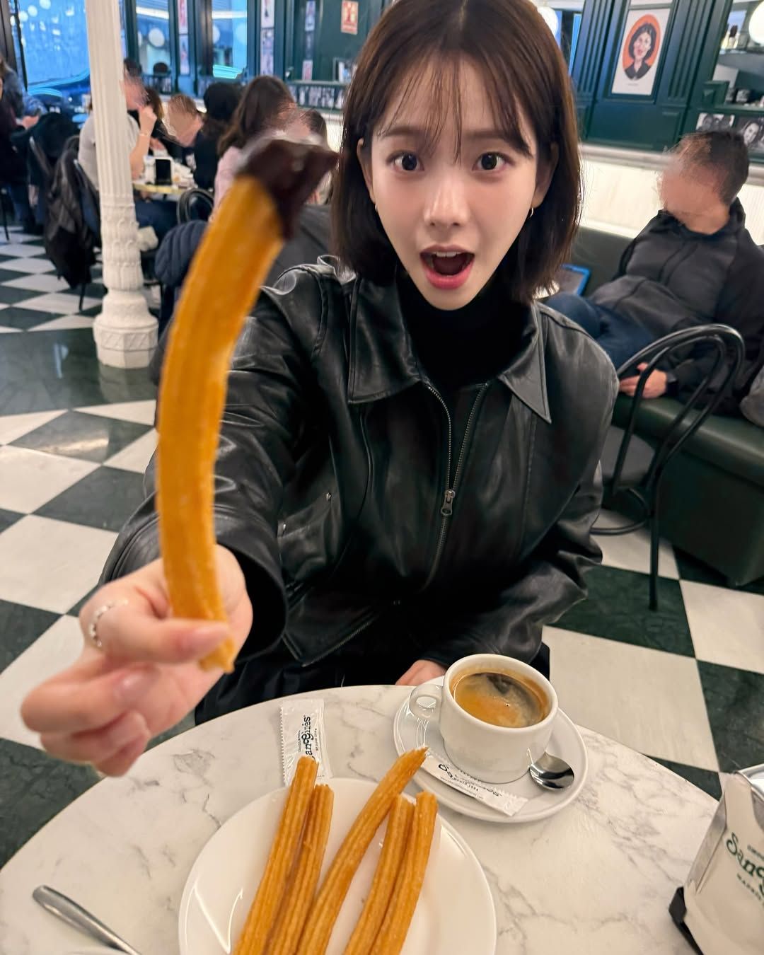 츄러스 먹는 카리나/ 출처: 에디터 인스타그램