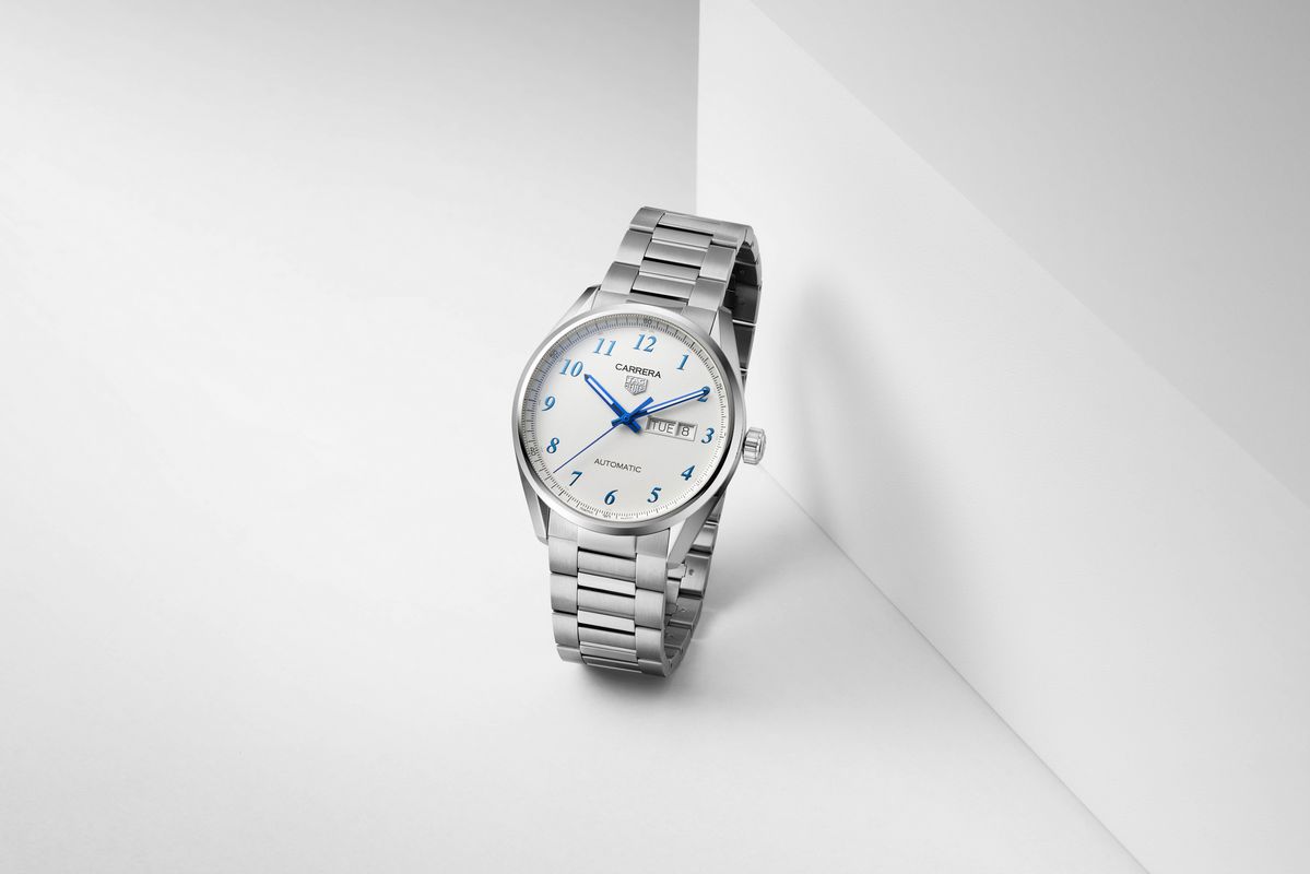 선명한 블루 컬러 포인트가 특징인 까레라 데이 데이트 / 이미지 출처 : 태그호이어