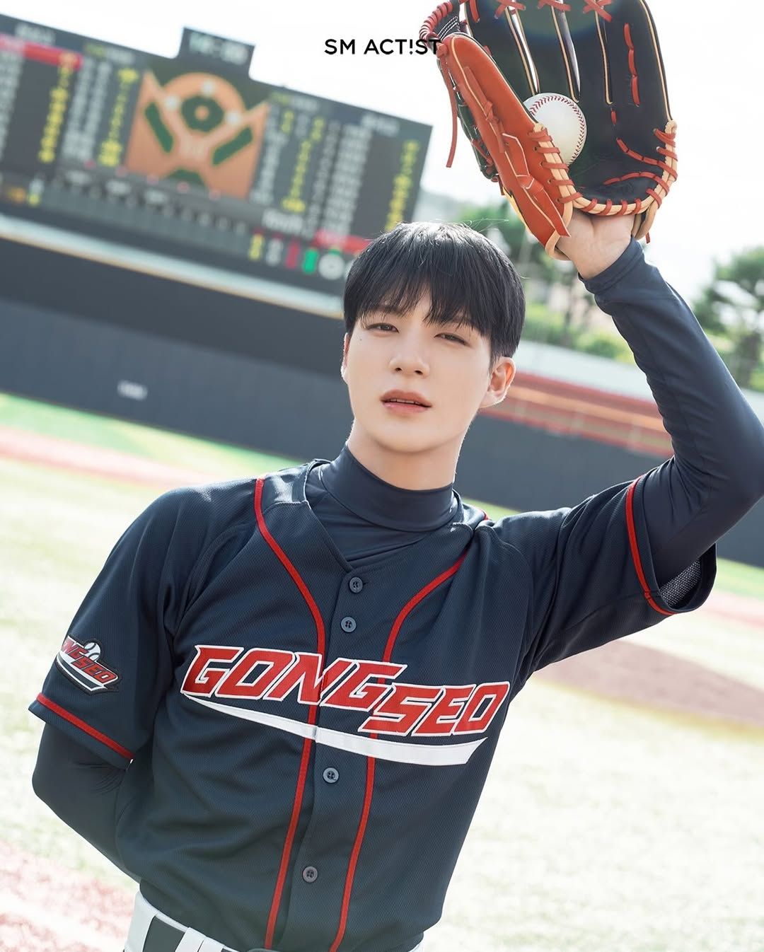 글러브를 착용한 엔시티 제노 / 이미지 출처: 인스타그램 @sm_actist