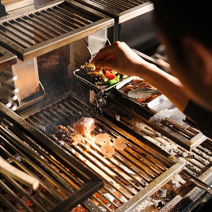 닭고기와 야채 등을 숯불로 구워 내는 어제의 카레 / 이미지 출처 : 인스타그램 @last_nightcurry_lab