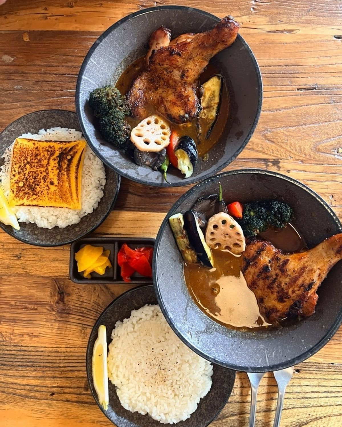 국내산 장각을 마리네이드하여 숯불에 구워 올려주는 수프 카레 / 이미지 출처 : 인스타그램 @last_nightcurry_lab