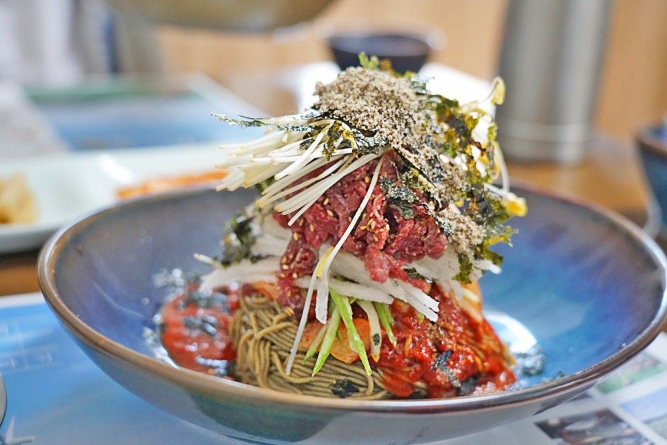 봉평메밀 미가연의 대표메뉴 육회비빔국수 I 이미지 출처: 네이버 플레이스 미가연