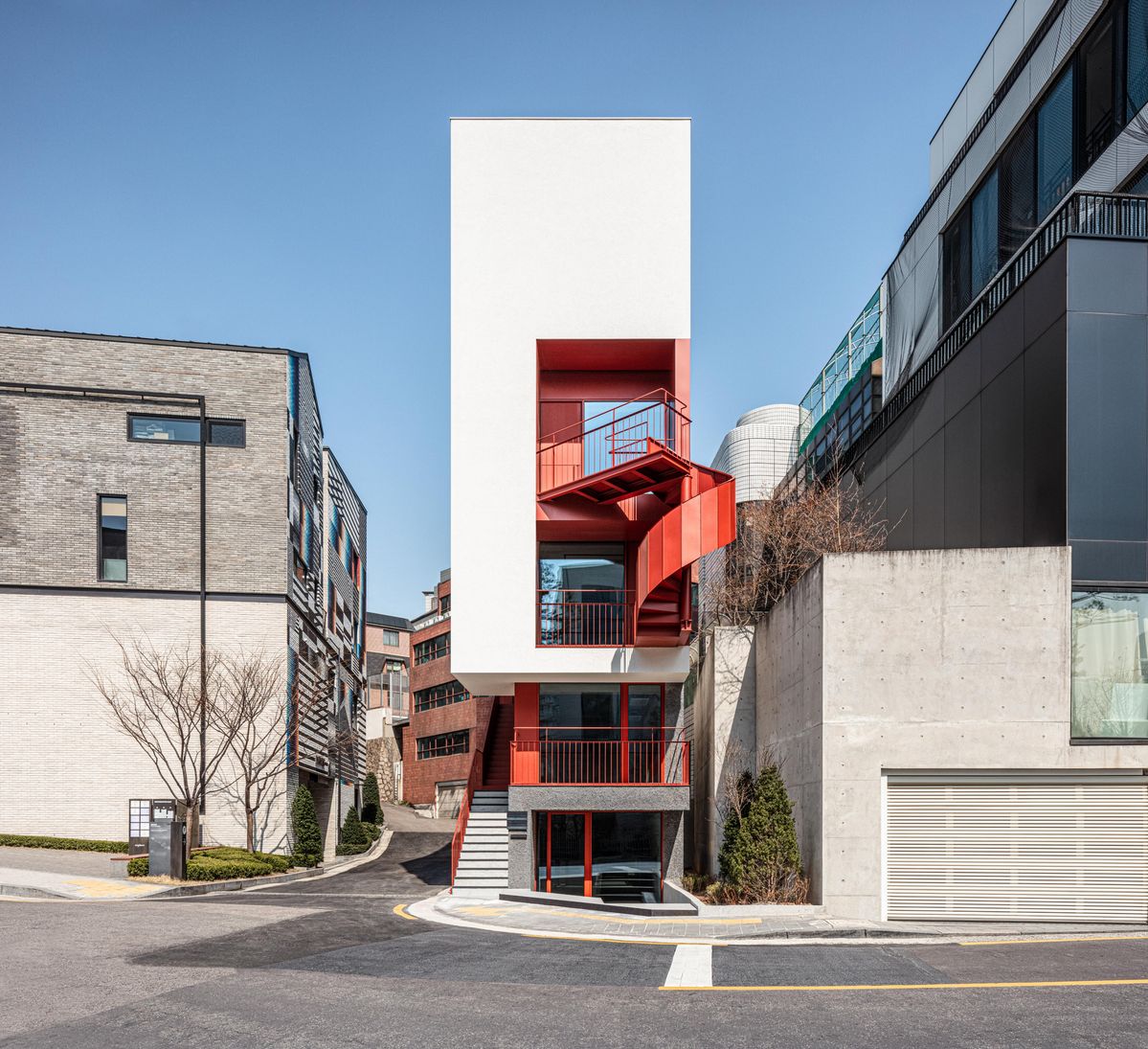 서울특별시 용산구 독서당로29길 6에 위치한다. 