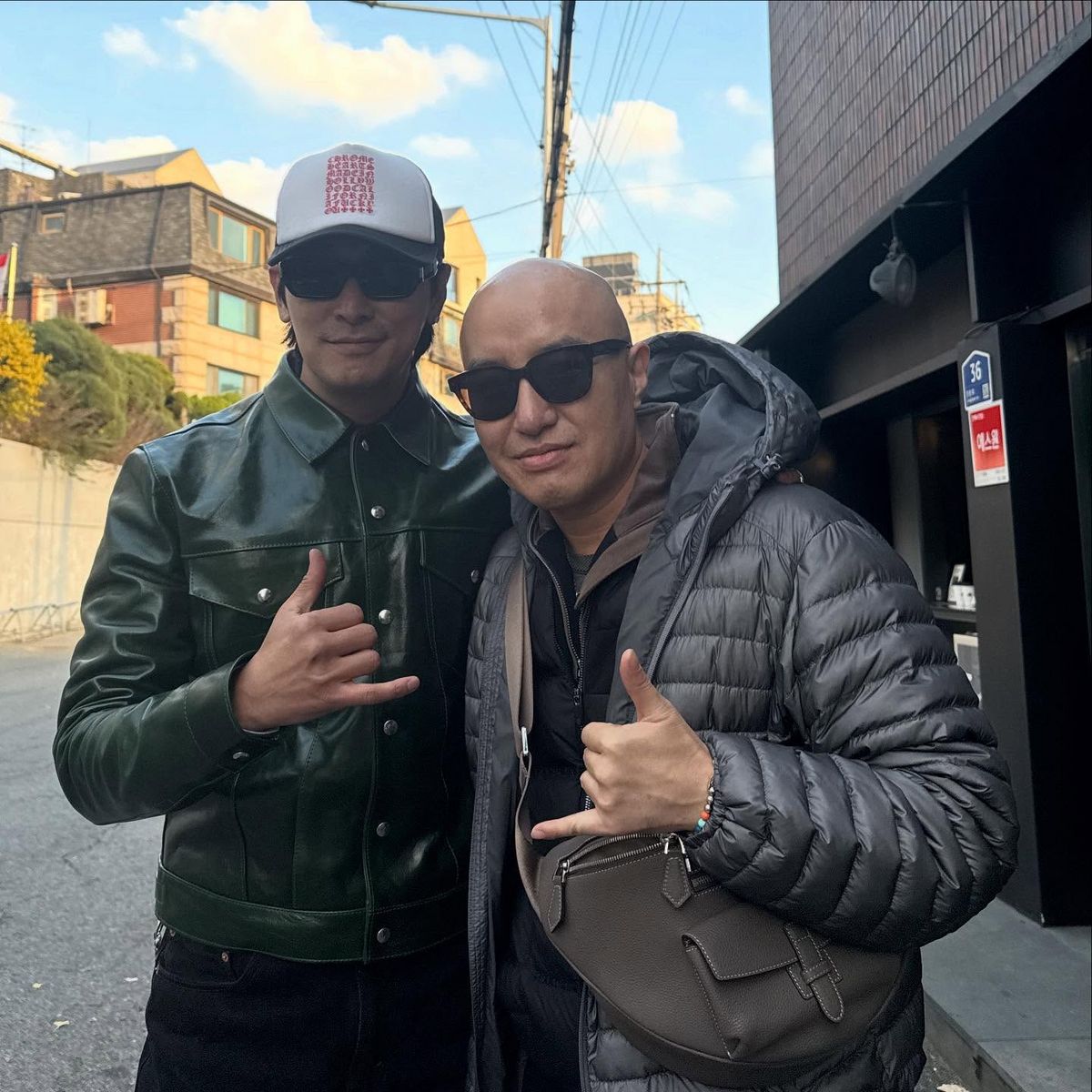 쉽게 볼 수 없는 크롬하츠 셔츠 스타일링의 주지훈 / 출처: 인스타그램 @tonyhong1004 , X 커뮤니티