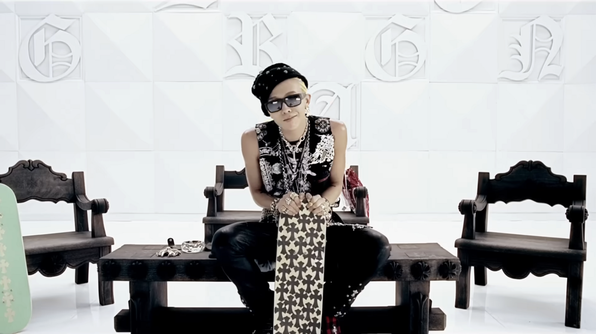 뮤직비디오에서 포착한 크롬하츠 아이템 / 출처: 유튜브 'One Of A kind' M/V 캡처