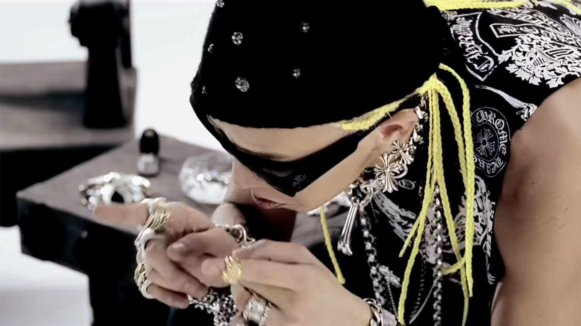 뮤직비디오에서 포착한 크롬하츠 아이템 / 출처: 유튜브 'One Of A kind' M/V 캡처