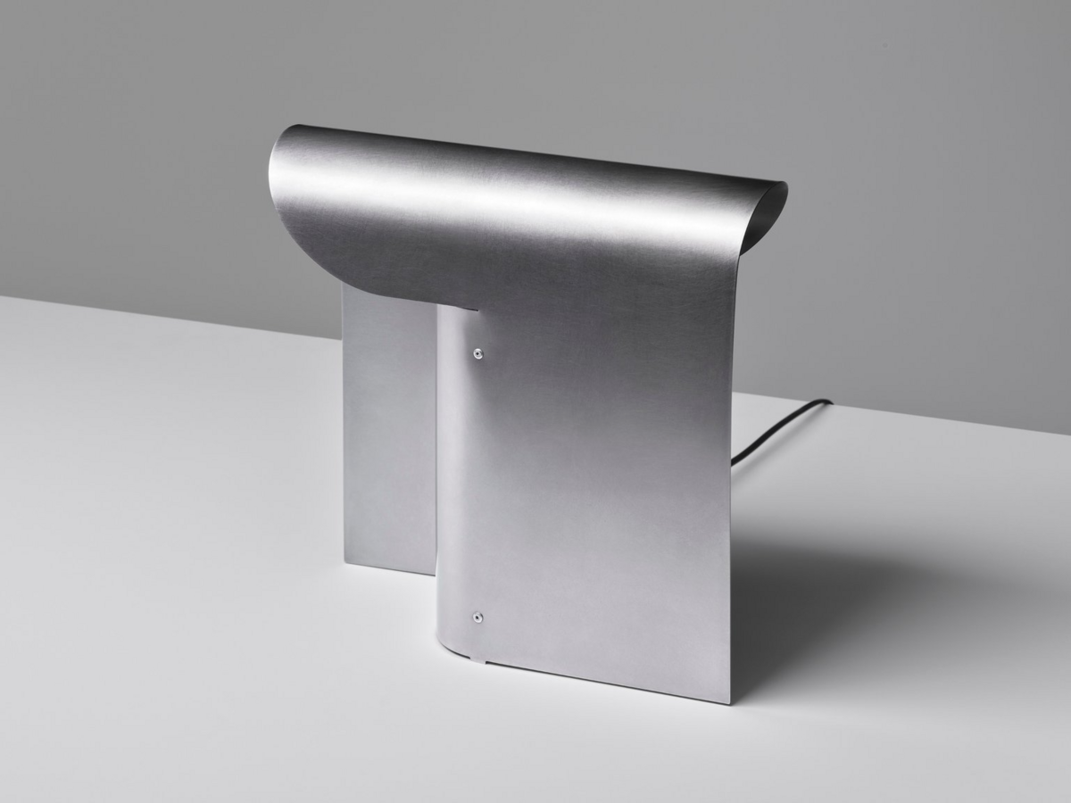 스테인리스강 한 장을 구부려 만든 폴 코넌의 테이블 조명. / 출처: 공식홈페이지