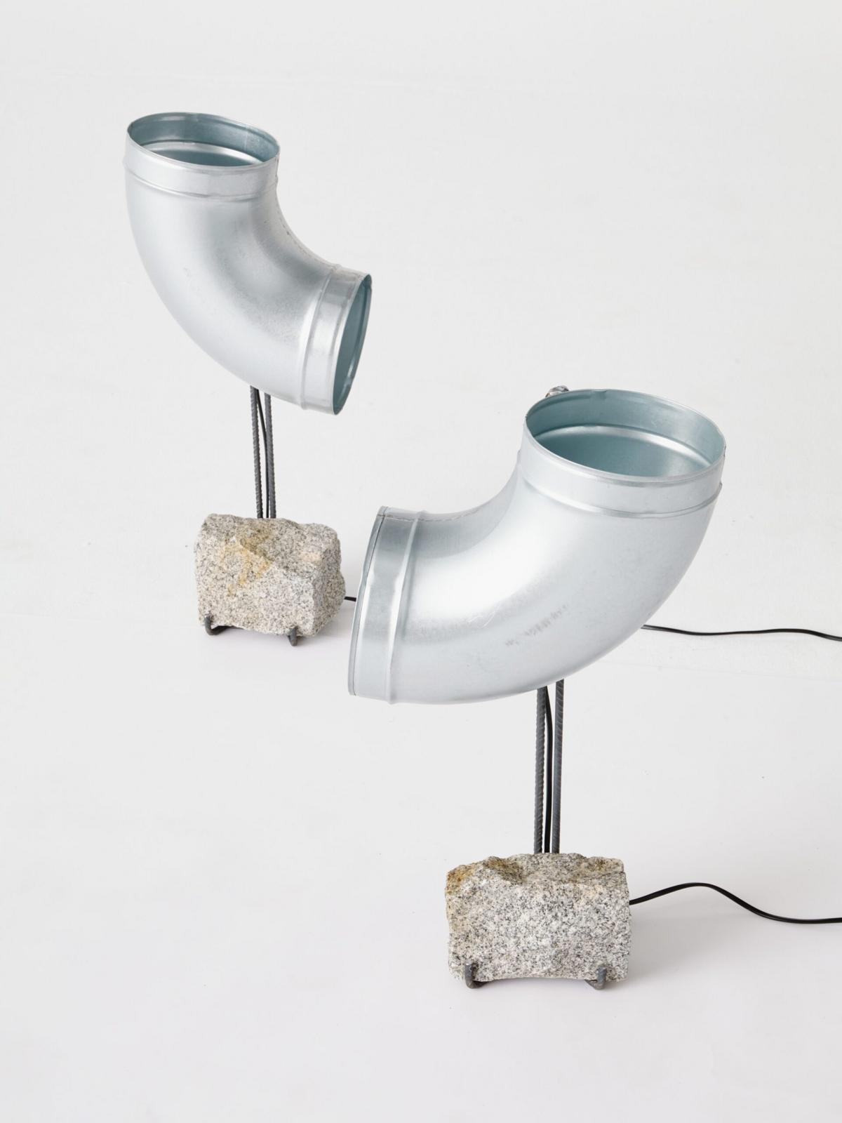 산업 현장에서 쓰이는 자재를 재해석한 루카스 무뇨즈의 테이블 조명. / 출처: 공식 홈페이지