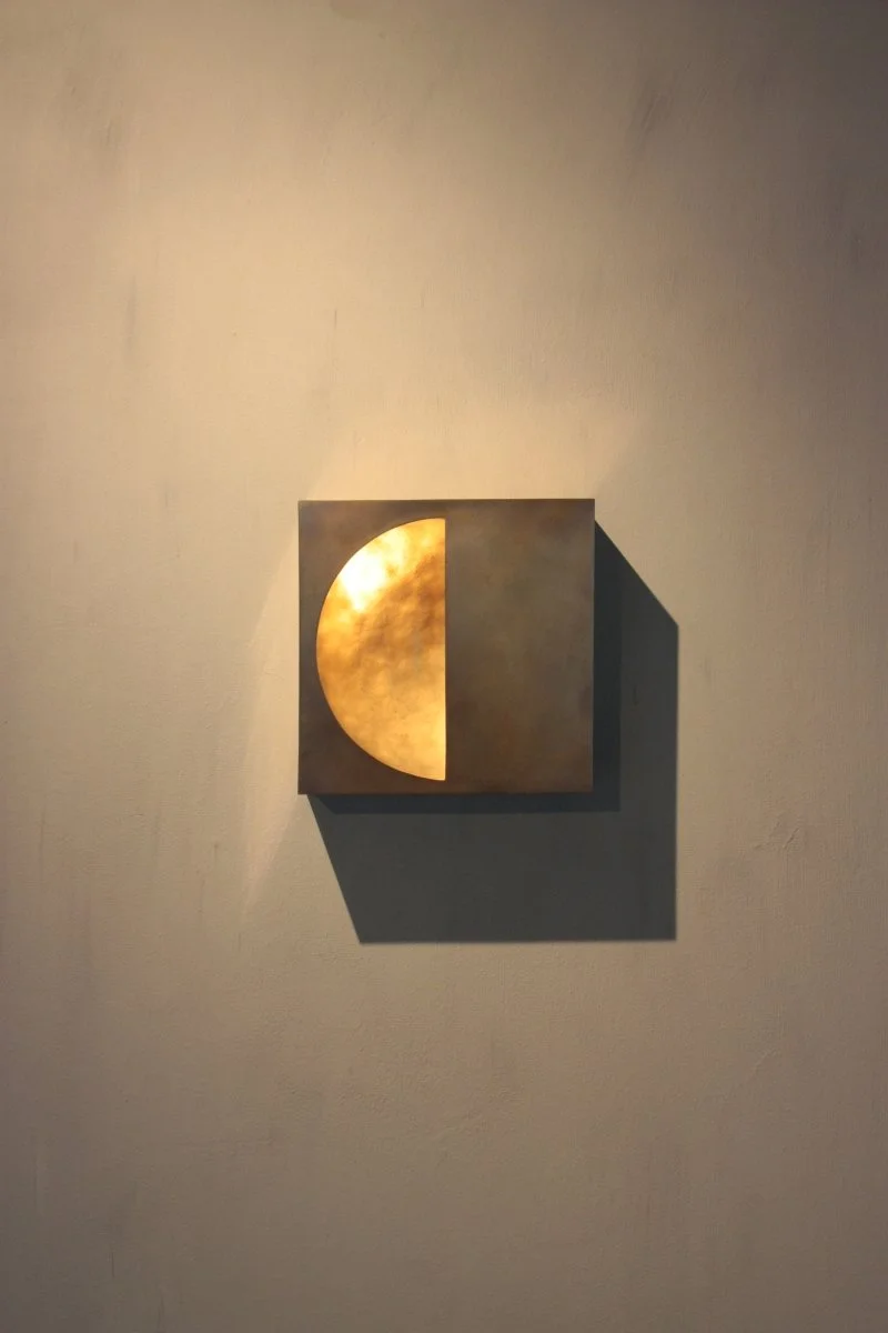 황동을 직접 손으로 두드려 만든 펠레그롬스의 조명. / 출처: 공식 홈페이지