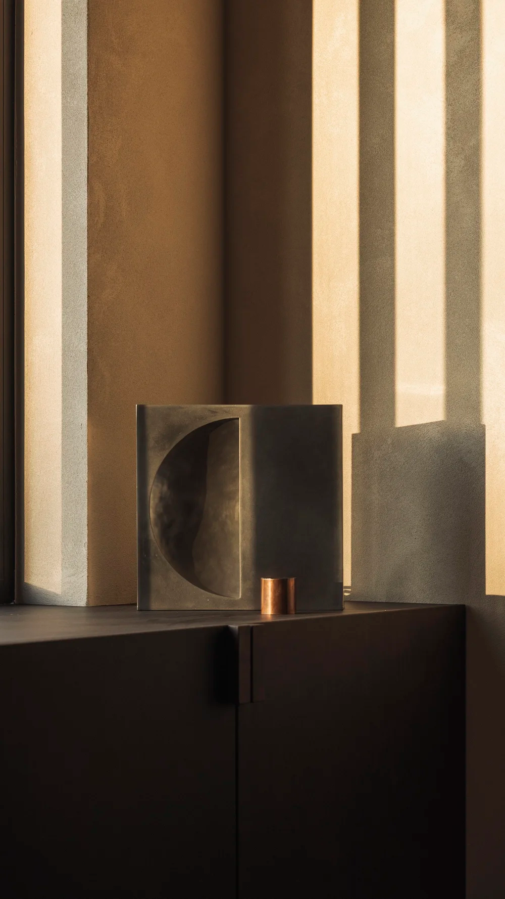 황동을 직접 손으로 두드려 만든 펠레그롬스의 조명. / 출처: 공식 홈페이지